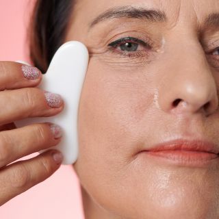 <strong>Aiuta a ridurre visibilmente rughe e segni del tempo</strong>