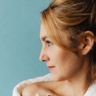 <strong>Migliora la compattezza e l’elasticità della pelle</strong>