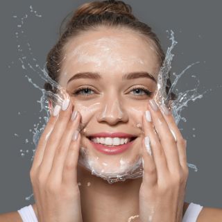 Detergi e asciuga il viso